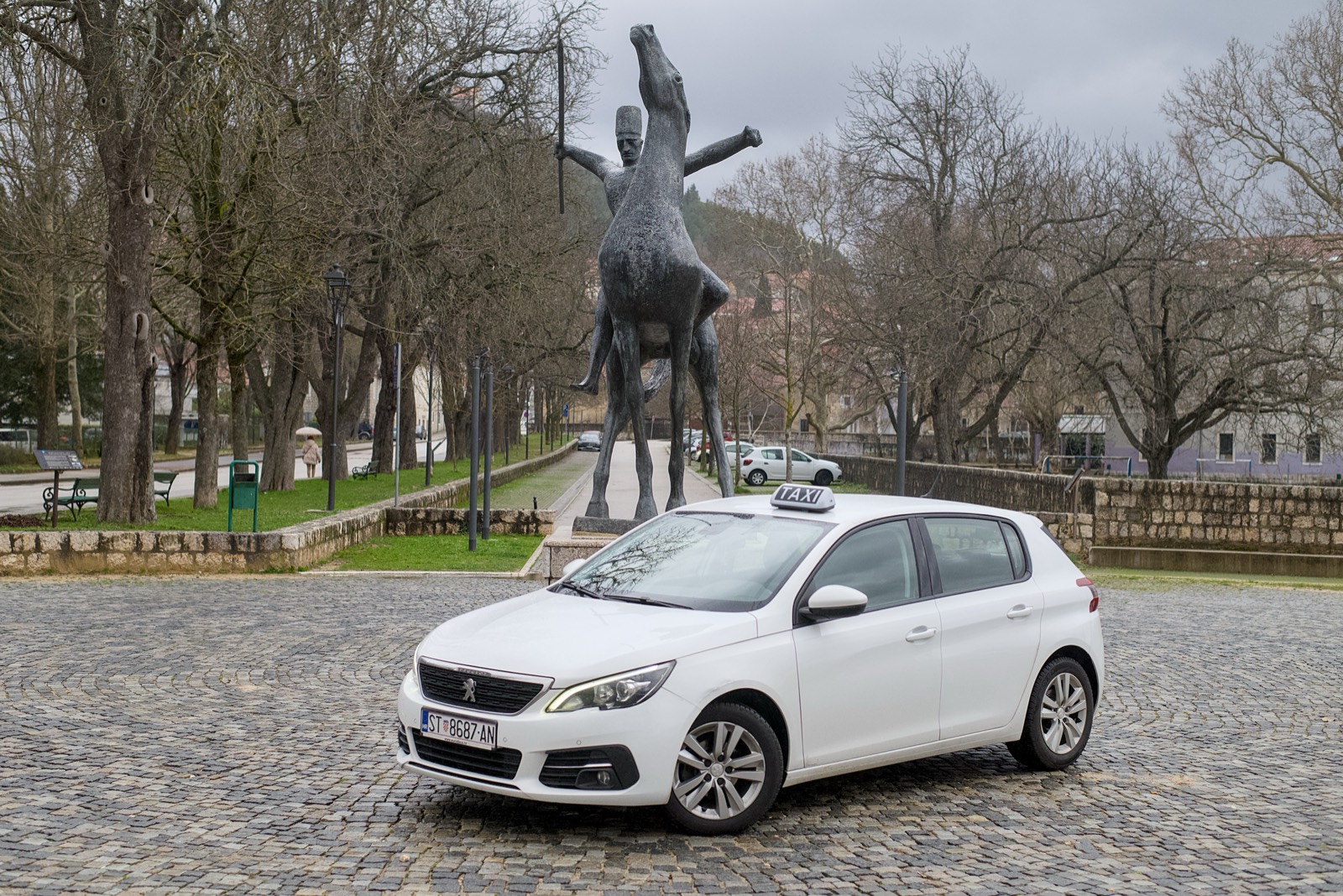 Taxi Sinj Alkar — osobni automobil Peugeot 308 ispred spomenika Alkara u Sinju